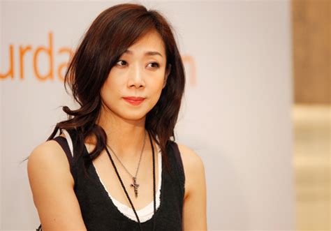 She wis in a relationship. shinsone WEB SITE: Sandy Lam