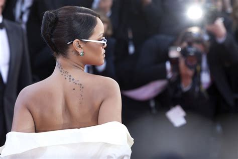 Jan 24, 2018 · a popular trend in the '90s is being revitalized by the likes of selena gomez, the kardashian and jenner clan, rihanna, and now, of course, farquharson. Rihanna: Schwanger?