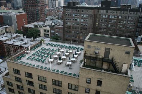 Explore nyc from our hell's kitchen hotel. Rooftop sunbathing/bar area. - Picture of Holiday Inn ...