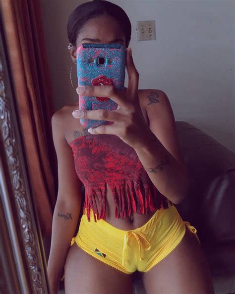 How do girls get cameltoe? Cameltoe get selfie | Tight pants girls - woman in spandex ...