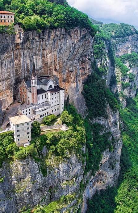 Lettland verschärft seine beschränkungen und in deutschland kocht die maskenaffäre hoch. Santuario Madonna Della Corona-Ferrara di Monte Baldo ...