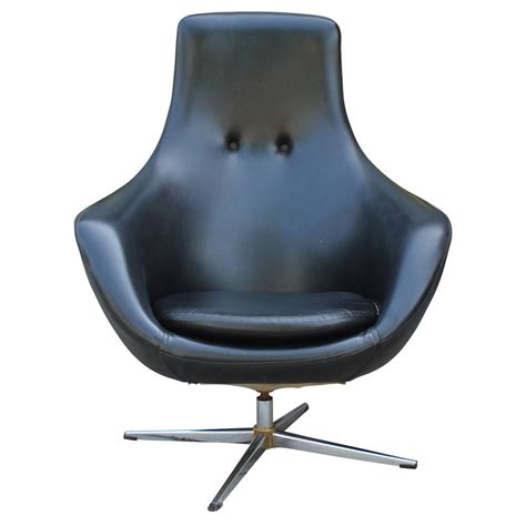De stoelpoten zijn van zwart gelakt shop allmodern for modern and contemporary accent chairs to match your style and budget. Mid Century Modern Overman Egg Style Swivel Chair in Black ...