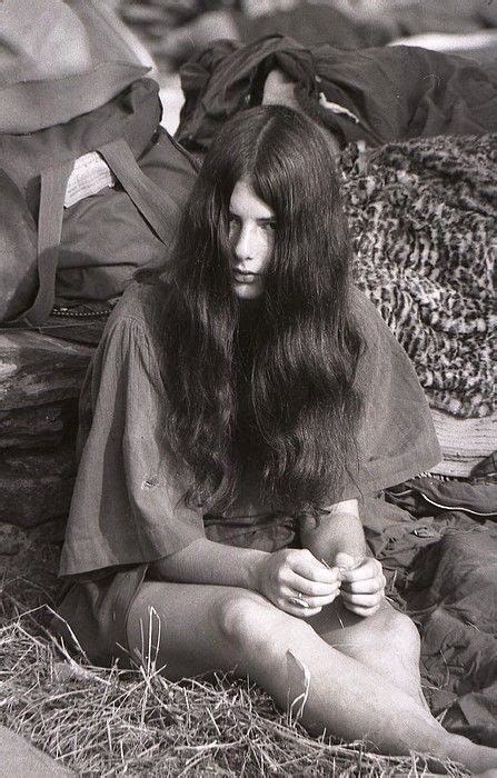 This site contains information about 1960s hippie hairstyles. Pin on Hippie Chick