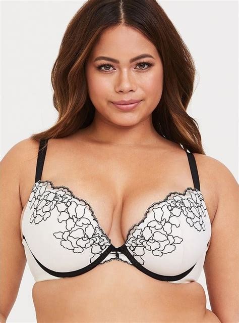 Maybe you would like to learn more about one of these? 31 Gorgeous And Comfortable Bras That Have DD+ Sizing