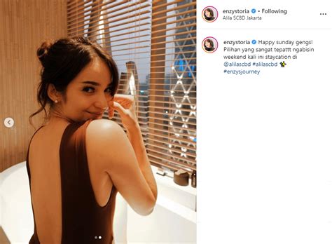 Umur 28 tahun) adalah seorang model, pemeran dan presenter indonesia. Pamer Foto di Bathtub, Enzy Storia Tampil Menggoda