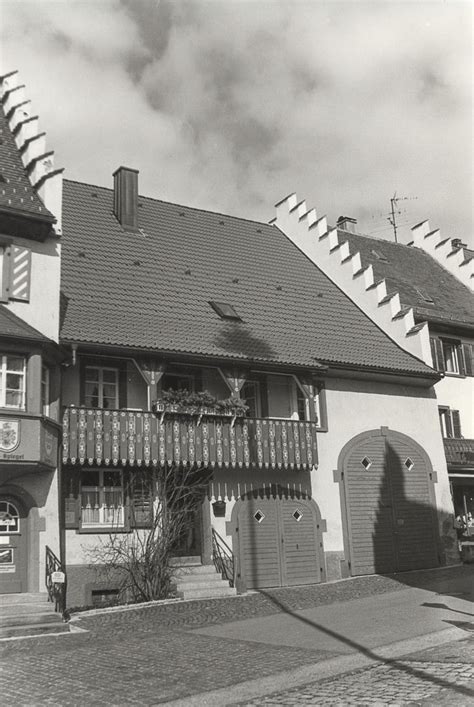 In der warmen jahreszeit ein gemütlicher biergarten direkt vor der tür. Haus Kopp in der Demetriusstraße, ca. 1995-2000 ...