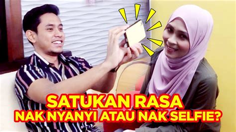 Indah, seorang balu sedang selesa menjalani hidupnya sebagai pekerja servis party, bertembung dengan jai, seorang pelajar yang mempunyai masalah gemuruh. SATUKAN RASA | NAK NYANYI ATAU NAK SELFIE? - YouTube