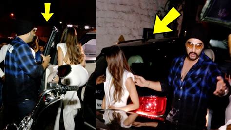 Arjun kapoor openly announces his new girlfriend in public. Arjun Kapoor Protect Girlfriend Malaika Arora Khan | Arjun ...