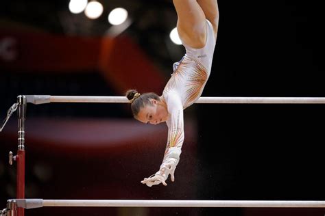 De gymnaste, die in maart net als deze krant 18 wordt, schreef vorig jaar al sportgeschiedenis met goud op het ek en. Bekijk hier de magnifieke oefening waarmee Nina Derwael WK ...