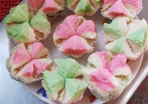 Resep bolu pandan berikut praktis dan simpel serta dilengkapi dengan kue bolu pandan merupakan pengembangan dari kue bolu biasa. Resep Bolu Kukus mekar oleh Dapore mamae Zeta - Cookpad