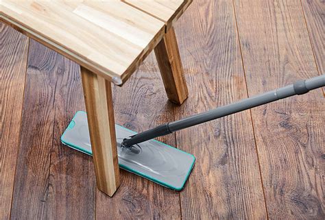 Staub, haare und fusseln sind nervige mitbewohner und lassen sich nicht dauerhaft aus der wohnung vertreiben. Saubere Böden - so leicht wie nie! | Betty Bossi