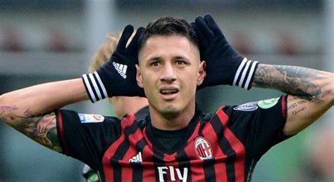 Gianluca lapadula, attaccante del milan che si sta allenando a parte a milanello, fa gli auguri ai suoi compagni in tournée negli usa: Serie A - Genoa : Gianluca Lapadula (Milan AC) dans le ...