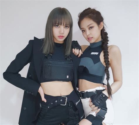 She also wears really expensive rings and necklaces for the brand to promote their new collection b.zero1 and wears giant rubies for their first exhibition in seoul: Lisa y Jennie de BlackPink son la reinas de Instagram ...