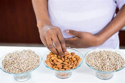 Kacang jadi pilihan cemilan yang baik di saat anda merasa tidak ingin makan terlalu banyak selama trimester ketiga. Manfaat Almond untuk Kesehatan Ibu Hamil - pcpowersoft.com