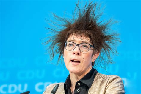 «man kann das auch positiv sehen.» Der Postillon: Wegen Friseur-Verbot: So sehen unsere ...