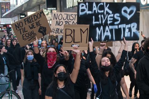 The names most associated with black lives matter are not its leaders but the victims who have drawn attention to the massive issues of racism this country grapples with: "Black Lives Matter" : l'écho de l'application ...