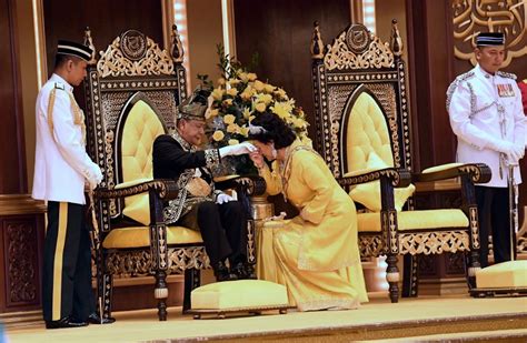 Adinda sultan kedah, tan sri tunku sallehuddin sultan badlishah, sebentar tadi dimasyhurkan sebagai raja muda kedah dalam satu istiadat di istana anak bukit, di sini. Tengku Maliha proclaimed as the new Sultanah of Kedah ...