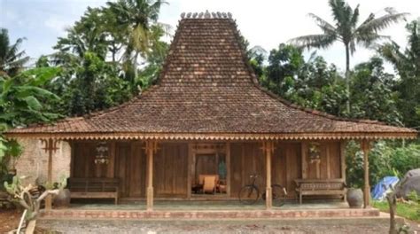 Rumah adat jawa timur terdiri atas beberapa bagian yang penting dan sakral bagi pemiliknya. Rumah Adat Jawa Timur dan Keunikannya dari Joglo Lainnya