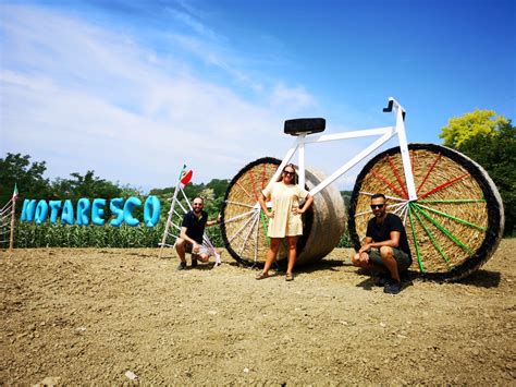 Notaresco è un capoluogo di comune in provincia di teramo. Notaresco, la maxi-bicicletta di paglia per "omaggiare" i ...