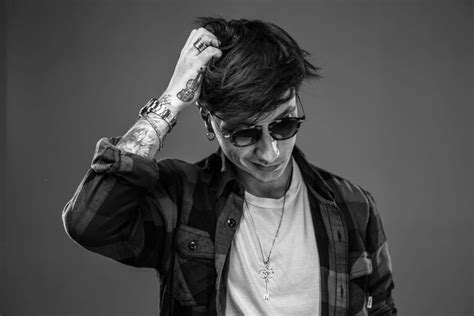 Ultimo cantante mp3 & mp4. Ultimo in radio con il nuovo singolo "Poesia senza veli ...