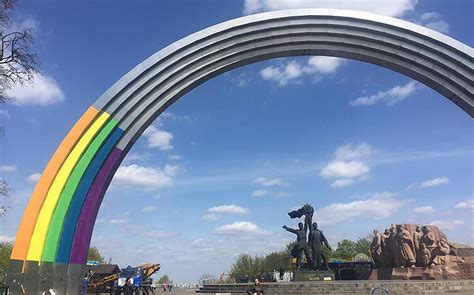 Drappo quadrato, azzurro, bordato su tre lati di triangoli gialli, con un leone passante, sotto l'arco di un castello triturrito. Ucraina, città di Rivne vieta il Pride: "è una minaccia ...