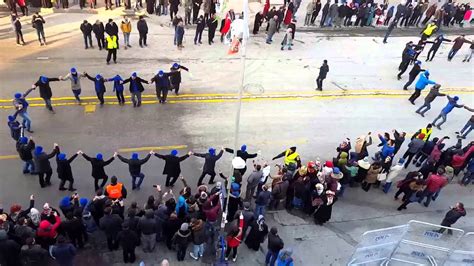 Dondurucu soğuklara, yırtıcı doğaya, açlığa ve susuzluğa karşı mücadele ettiğin bir hayatta kalma oyunudur. Erzurum Baş Bar Oyunu Kent meydanı rekor denemesi Baş Barı ...