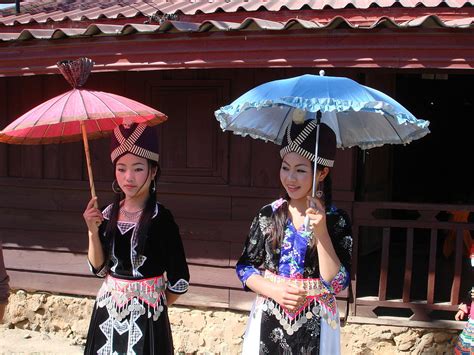 File:Hmong New Year Girls.JPG - Wikimedia Commons