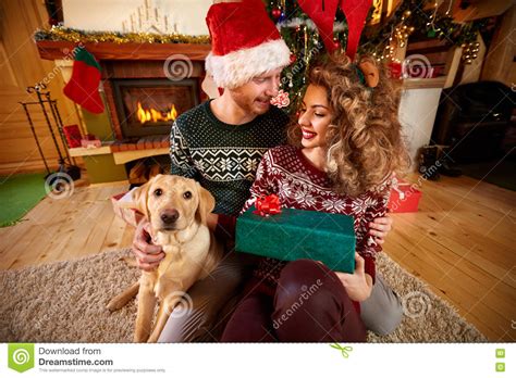 Suche niveauvolle frau mit haus, bozen. Mann Und Frau Mit Hund Und Geschenk Zu Hause Stockbild ...