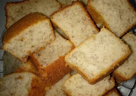 Kemudian pecahkan telur dan campurkan gula dan aduk. Resep Bolu pisang lembut 3 telur oleh bunda aira - Cookpad