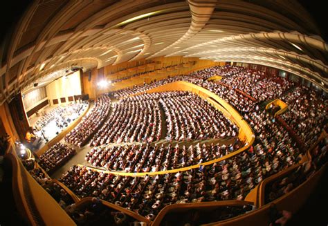 Sala palatului din bucuresti a fost inaugurata in anul 1960 si de atunci a ramas cel mai important loc de desfasurare pentru marile evenimente si concerte din bucuresti. Sala Palatului - București