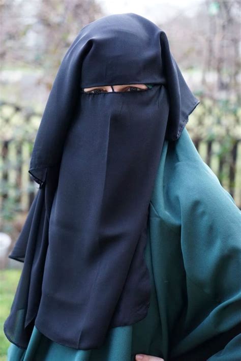 A burqa or burka, also known as a chadaree in afghanistan or a paranja in central asia, is an enveloping outer garment which covers the body and the face that is worn by women in some islamic traditions. Hijab, jilbab, niqab, burqa… - Magazine mensuel DOUNIA-NEWS