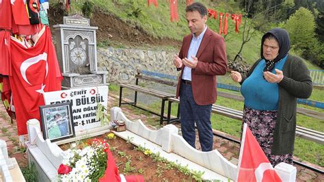 Babasını küçük yaşta kaybeden bülbül, ilçeye bağlı köprüyanı mahallesi'ndeki tek katlı evde. Şehit Eren Bülbül'ün annesi, hediye çiçeklerini oğlunun ...