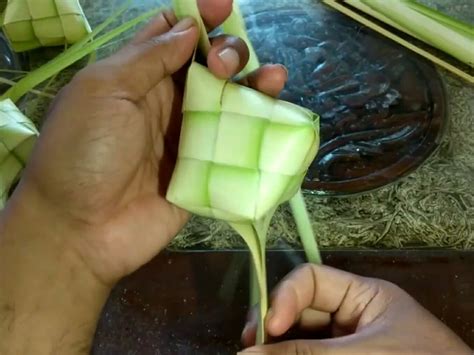 Untuk membuat ketupat dibutuhkan 12 selongsong janur ketupat dan beras. Cara Mudah Membuat Aneka Ketupat