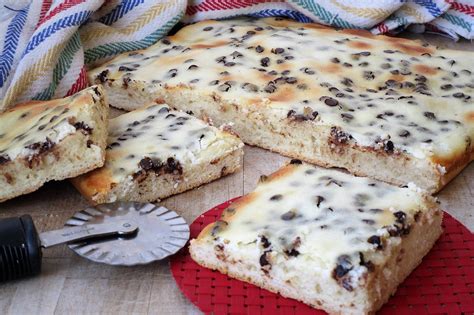 Caratterizzato da una pasta molle e bianca come una crema, il dolcesardo è un formaggio dolce e fresco, buono come il latte da cui viene prodotto. Pizza dolce con ricotta e gocce di cioccolato | Ricetta ...