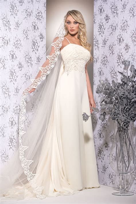 Taglio moderno e lineare per vestiti realizzati con materiali premium. Abiti Eleganti Roma Eur - Collezione Luna - Abiti da Sposa Roma - Gerardina ... - Realizzati in ...