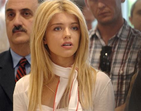 Alexandra dinu se alătură echipei! Alexandra Dinu, apariție strălucitoare la debutul ca jurat „Românii au Talent"! Cum a arătat ...