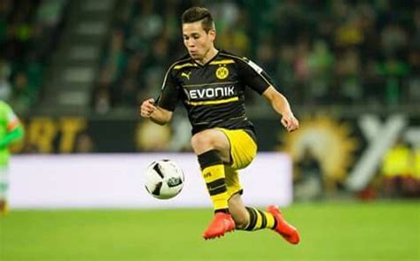 Born 22 december 1993) is a portuguese professional footballer who plays for german club borussia dortmund and the portuguese national team mainly as a left back but also as a left midfielder. Raphaël Guerreiro | Borussia dortmund, Dortmund