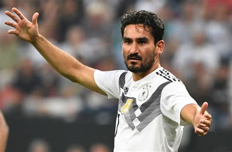 German chancellor angela merkel has said ilkay gundogan and mesut ozil belong to this national team as the row over a photograph of them with turkish president recep tayyip erdogan continues. Nach der Erdogan-Affäre: Gündogan will weiter für ...