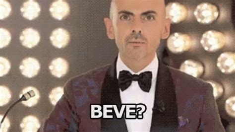 Beve Alcolizzato Enzo Miccio Ma Come Ti Vesti GIF ...