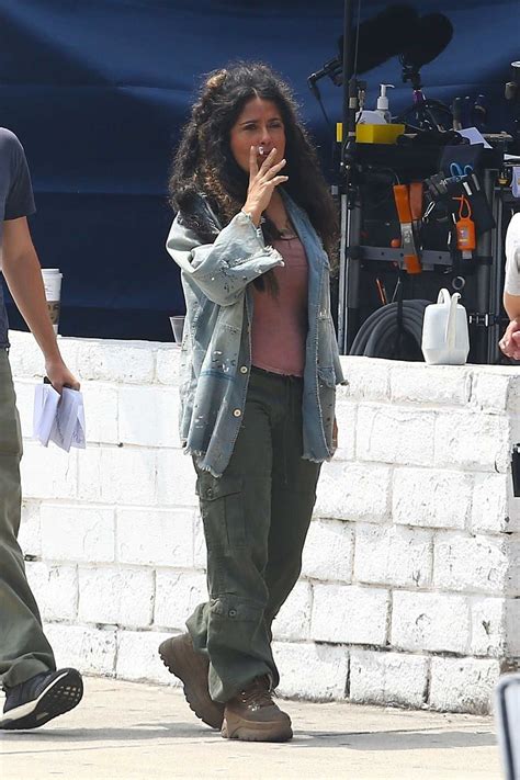 Hayek deja deja su belleza y glamour de lado para meterse en el dificil personaje. Salma Hayek in a Green Pants on the Set of Bliss in Los ...