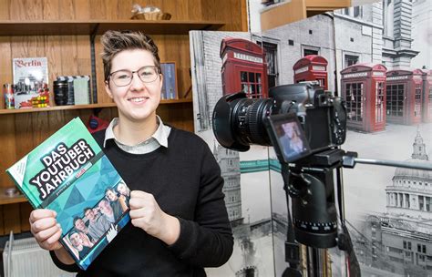 Leonie benesch (born 22 april 1991 in hamburg) is an actress and celebrity who has played roles in major productions including babylon berlin and the crown. "YouTuberin sein ist einfach geil!": Kamp-Lintforterin (21 ...