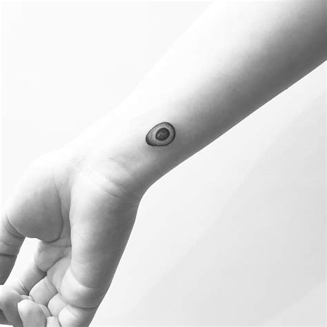 Your hearts will be connected, no matter where you go. Avocado Tattoos: Wir lieben Avocados nicht nur auf dem ...