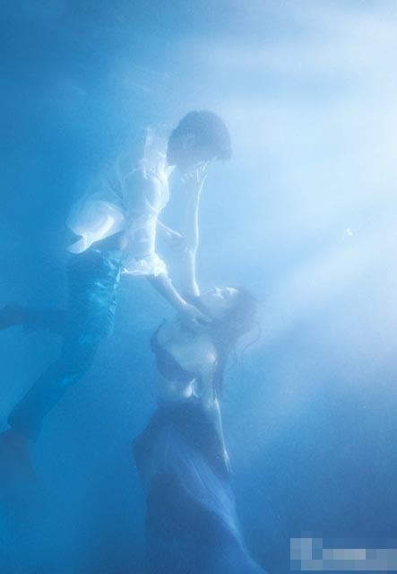 Последние твиты от 健身肌肉公0受 (@hfxiaosong). 港星黎諾懿娶億萬港姐 兩人大尺度半裸唯美婚紗照 - 每日頭條