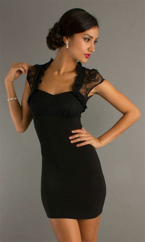 Wir haben modischste modelle schwarze abendkleider angeboten. Das kurze, schwarze Kleid für einen ewig attraktiven Look