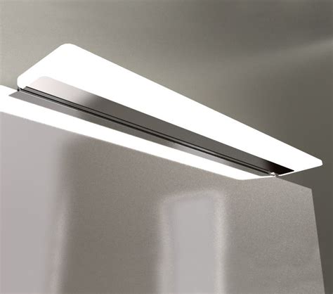 Sullo specchio invece, luogo dove sia uomini che donne si prendono cura della loro immagine, si ha bisogno di un'illuminazione. Lampada da bagno per specchio Katerine S2: lampada led ...