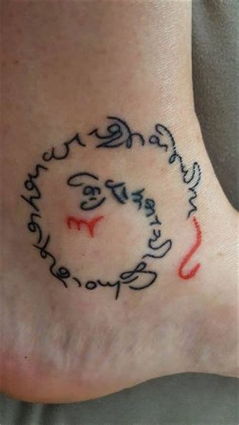 Ce tatouage représente un homme portant vêtu intégralement de noir qui monte sur un escalier le menant au ciel. Calligraphie tibétaine : traduction pour un tatouage tibétain