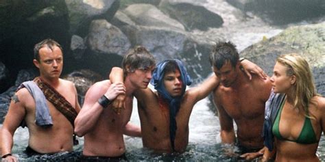 A group of young backpackers' vacation turns sour when a bus accident leaves them marooned in a remote brazilian rural area that holds an ominous secret. Turistas, film stasera in tv su Italia 1: trama