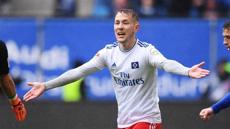 Lewis harry holtby (born 18 september 1990) is a german professional footballer who last played for championship side blackburn rovers as a midfielder. HSV: Lewis Holtby - Trennung! Mittelfeld-Mann kriegt ...