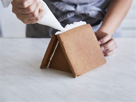 Wie kann man einen zuckerguss selber machen? Eiweiß | Zuckerguss, Zuckerguss für lebkuchenhaus ...