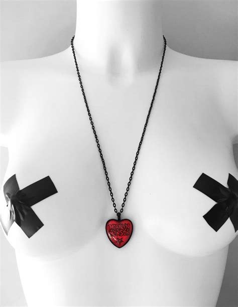 In addition to pictures of manson onstage and with friends (including. Marilyn Manson 90s necklace | Marilyn manson, Collane ...